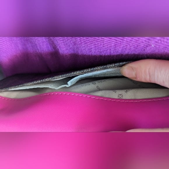 NWT Michael Kors Jet Set Charm Lrg envelope phone crossbody wild berry color - Picture 10 of 12